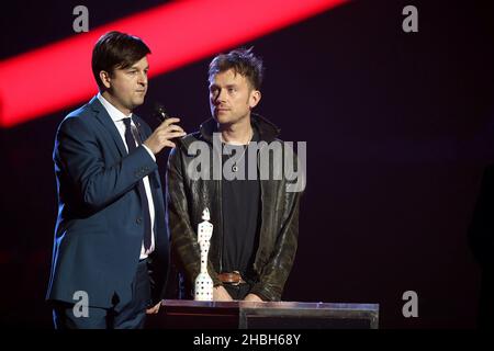 Ben Knowles und Damon Albarn nehmen den Sonderpreis für Kriegskind während der Brit Awards 2013 in der Londoner Arena O2 entgegen. Stockfoto