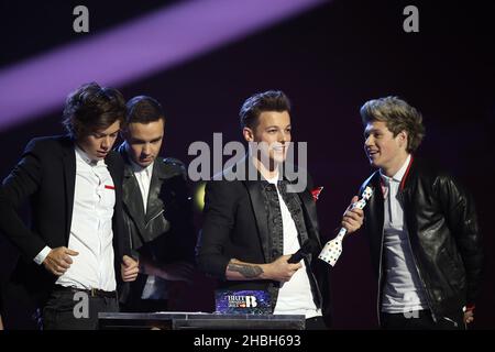 Harry Styles, Liam Payne, Louis Tomlinson und Niall Horan nehmen den Preis für globalen Erfolg während der Brit Awards 2013 in der Arena O2 in London entgegen. Stockfoto