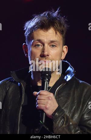 Damon Albarn nimmt den Special Award for war Child von Ben Knowles während der Brit Awards 2013 in der Londoner Arena O2 entgegen. Stockfoto