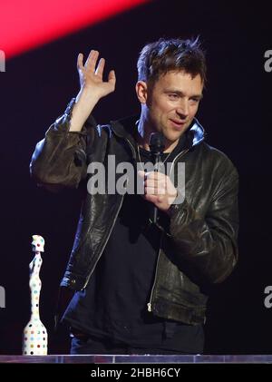 Damon Albarn nimmt den Special Award for war Child von Ben Knowles während der Brit Awards 2013 in der Londoner Arena O2 entgegen. Stockfoto