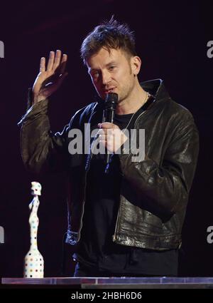 Damon Albarn nimmt den Special Award for war Child von Ben Knowles während der Brit Awards 2013 in der Londoner Arena O2 entgegen. Stockfoto