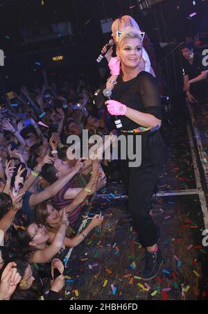 Kerry Katona von Atomic Kitten tritt auf der Bühne des G-A-Y Heaven in London auf. Stockfoto