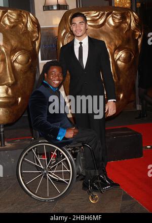 Ade Adepitan und der olympische Turner Louis Smith nehmen an den British Academy Games Awards im Hilton Hotel, Park Lane in London Teil. Stockfoto