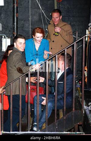 Die Stars der Coronation Street, Jennie McAlpine und Anthony Cotton, sehen Nicole Scherzinger live auf der Bühne des G-A-Y Heaven in London. Stockfoto