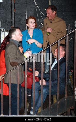 Die Stars der Coronation Street, Jennie McAlpine und Anthony Cotton, sehen Nicole Scherzinger live auf der Bühne des G-A-Y Heaven in London. Stockfoto