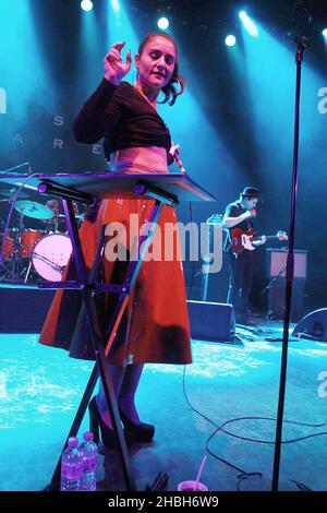 Jessie Ware spielt live auf der Bühne im Shepherd's Bush Empire in London. Stockfoto