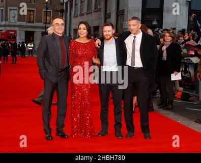 (L-R) Danny Boyle, Rosario Dawson, James McAvoy und Vincent Cassel nehmen an der Trance-Weltpremiere im Odeon am Leicester Square, London, Teil. Stockfoto