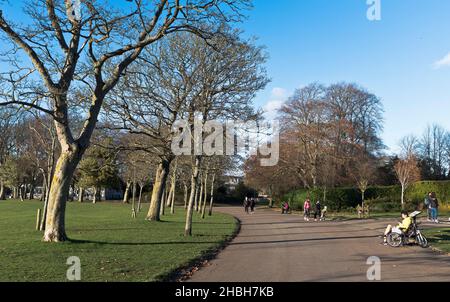 dh Duthie Park ABERDEEN SCHOTTLAND Menschen sitzen entspannt Wandern in Parks Wintertag Stockfoto