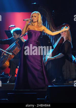 Katherine Jenkins tritt auf der Bühne der 02 Arena in London auf. Stockfoto