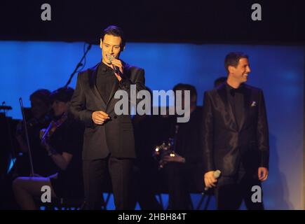 Urs Bühler von Il Divo tritt auf der Bühne der 02 Arena in London auf. Stockfoto