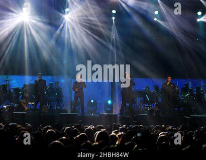 (Von links nach rechts) Sebastien Izambard, David Miller, Urs Bühler und Carlos Marin von Il Divo treten auf der Bühne der 02 Arena in London auf. Stockfoto