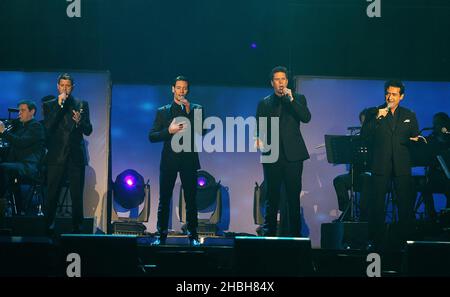 (Von links nach rechts) Sebastien Izambard, David Miller, Urs Bühler und Carlos Marin von Il Divo treten auf der Bühne der 02 Arena in London auf. Stockfoto