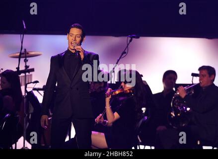 Urs Bühler von Il Divo tritt auf der Bühne der 02 Arena in London auf. Stockfoto