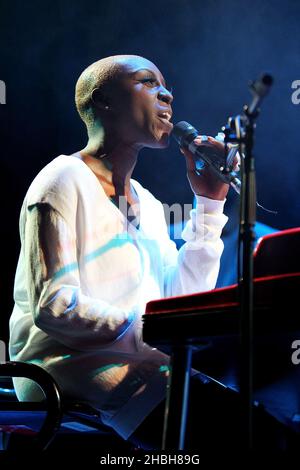 Laura Mvula tritt auf der Bühne in der Islington Assembly Hall in London auf. Stockfoto