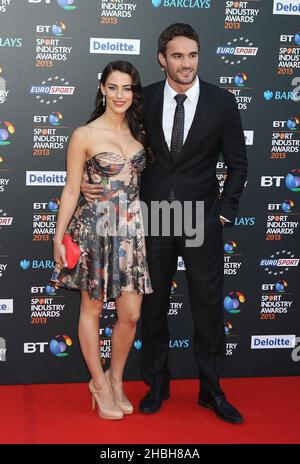 Jessica Lowndes und Freund Thom Evans, die an den BT Sports Industry Awards teilnehmen, kommen bei der Battersea Evolution in London an. Stockfoto