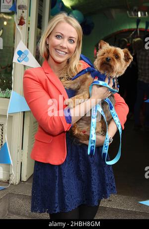 Laura Hamilton im Bild mit einem Blue Cross Hund nimmt an der Blue Cross Tea Party im Candy Cakes Shop in Covent Garden in London Teil. Stockfoto