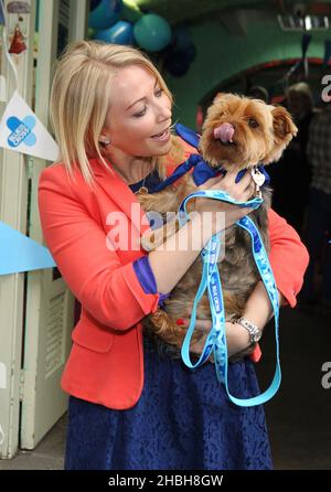 Laura Hamilton im Bild mit einem Blue Cross Hund nimmt an der Blue Cross Tea Party im Candy Cakes Shop in Covent Garden in London Teil. Stockfoto