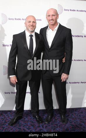 Gareth Thomas (rechts) und ein Gast bei den Sony Radio Academy Awards im Grosvenor House Hotel in London. Stockfoto