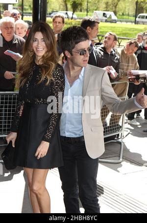 Sarah MacDonald und Noel Gallagher nehmen an den Ivor Novello Awards Arrivals im Grosvenor House Hotel in London Teil. Stockfoto