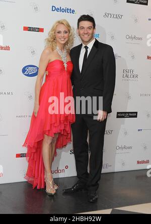 Camilla Dallerup und Kevin Sacre nehmen an den FiFi UK Fragrance Awards 2013 in der Brauerei, Chiswell Street, London, Teil. Stockfoto