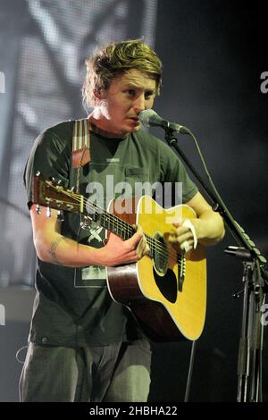 Ben Howard tritt bei Hammersmith Apollo in London auf. Stockfoto