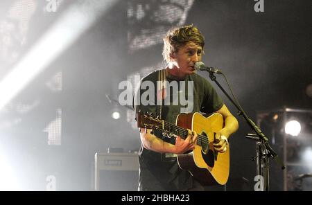 Ben Howard tritt bei Hammersmith Apollo in London auf. Stockfoto