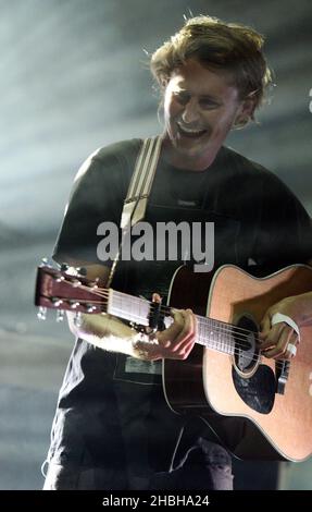 Ben Howard tritt bei Hammersmith Apollo in London auf. Stockfoto