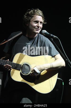 Ben Howard tritt bei Hammersmith Apollo in London auf. Stockfoto