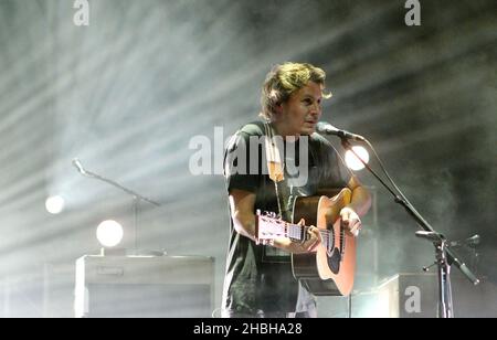 Ben Howard tritt bei Hammersmith Apollo in London auf. Stockfoto