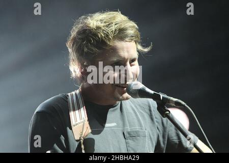 Ben Howard tritt bei Hammersmith Apollo in London auf. Stockfoto