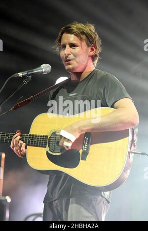 Ben Howard tritt bei Hammersmith Apollo in London auf. Stockfoto