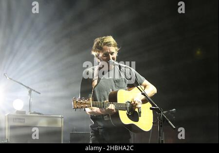 Ben Howard tritt bei Hammersmith Apollo in London auf. Stockfoto