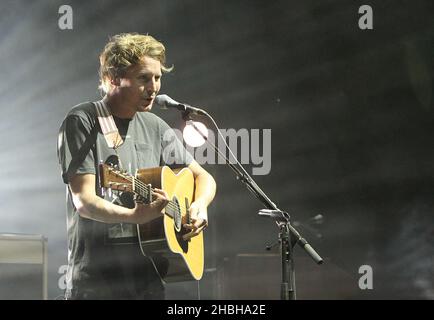 Ben Howard tritt bei Hammersmith Apollo in London auf. Stockfoto