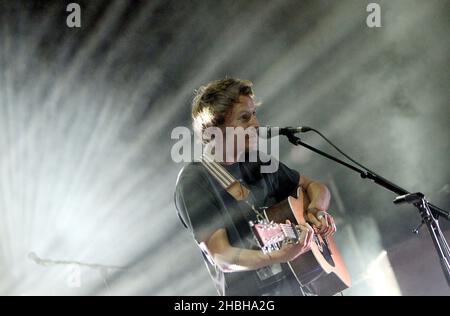 Ben Howard tritt bei Hammersmith Apollo in London auf. Stockfoto