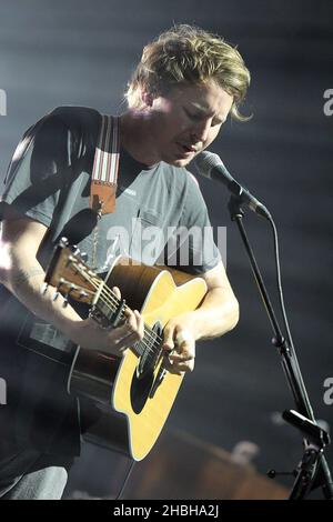 Ben Howard tritt bei Hammersmith Apollo in London auf. Stockfoto