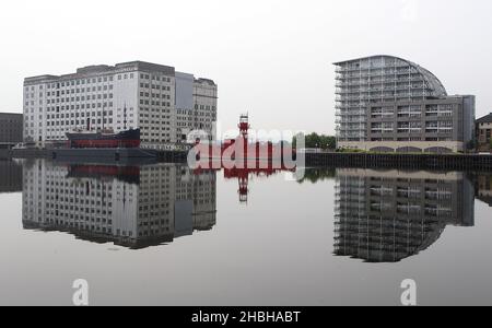 Blick auf gebrauchte Lagerhäuser und moderne Wohnungen und Boote vom Royal Victoria Dock, Excel in East London. Stockfoto