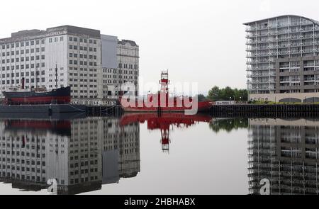 Blick auf gebrauchte Lagerhäuser und moderne Wohnungen und Boote vom Royal Victoria Dock, Excel in East London. Stockfoto