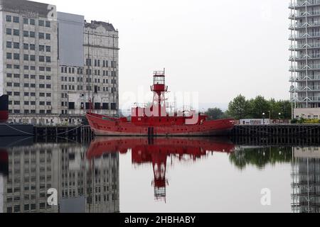 Blick auf gebrauchte Lagerhäuser und moderne Wohnungen und Boote vom Royal Victoria Dock, Excel in East London. Stockfoto