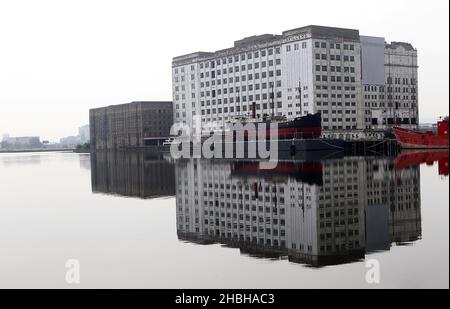 Blick auf gebrauchte Lagerhäuser und moderne Wohnungen und Boote vom Royal Victoria Dock, Excel in East London. Stockfoto