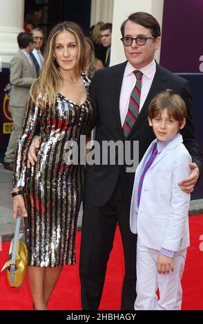 Sarah Jessica Parker, Matthew Broderick und Sohn James bei der Charlie and the Chocolate Factory Opening Night im Theatre Royal Drury Lane in London. Stockfoto