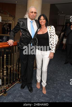 Barry Gibb und seine Frau Linda Gray nahmen an den Norhoff Robbins Silver Clef Awards im Hilton Hotel in London Teil. Stockfoto
