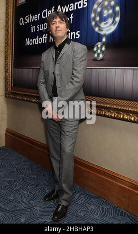 Mark Collins nimmt an den Norhoff Robbins Silver Clef Awards im Hilton Hotel in London Teil. Stockfoto