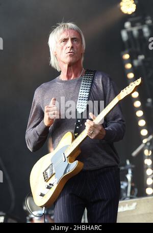 Paul Weller tritt auf der Bühne des Hard Rock Calling am 1. Tag im Olympia Park in Stratford im Osten Londons auf. Stockfoto