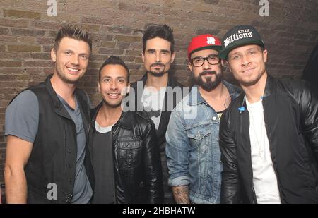 (L-R) (L-R) Nick Carter, Howie Dorough, Kevin Richardson, AJ McLean und Brian Littrell von den Backstreet Boys posieren hinter der Bühne beim G-A-Y Heaven in London. Stockfoto