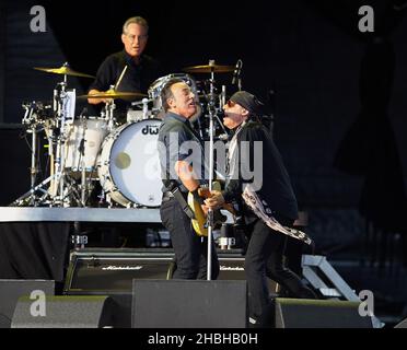 Headliner Bruce Springsteen tritt am 2. Tag des Hard Rock Calling im Olympic Park in London neben dem Gitarristen der E Street Band Steven Van Zandt auf der Bühne auf Stockfoto