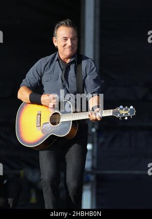 Headliner Bruce Springsteen tritt während des 2. Tages der Hard Rock Calling im Olympic Park, London, auf der Bühne auf Stockfoto