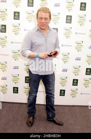 Jon Culshaw Back Stage beim Barclays Summertime Festival am ersten Tag im Hyde Park in London. Stockfoto