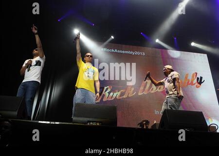 Scratchy (Mitte) und seine Band Roll Deep treten auf der Bühne der Rock Assembly 2013 in der Wembley Arena in London auf. Stockfoto