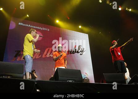 Scratchy (Mitte) und seine Band Roll Deep treten auf der Bühne der Rock Assembly 2013 in der Wembley Arena in London auf.Scratchy (links) und seine Band Roll Deep treten auf der Bühne der Rock Assembly 2013 in der Wembley Arena in London auf. Stockfoto