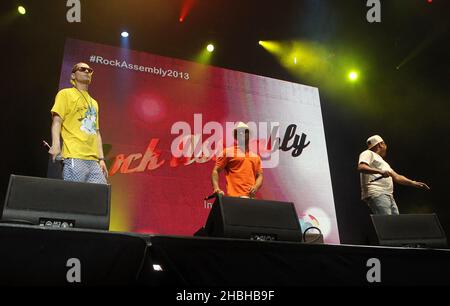 Scratchy (Mitte) und seine Band Roll Deep treten auf der Bühne der Rock Assembly 2013 in der Wembley Arena in London auf.Scratchy (links) und seine Band Roll Deep treten auf der Bühne der Rock Assembly 2013 in der Wembley Arena in London auf. Stockfoto